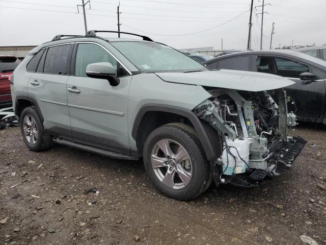 2T3P1RFV5NW326270 - 2022 TOYOTA RAV4 XLE GRAY photo 4