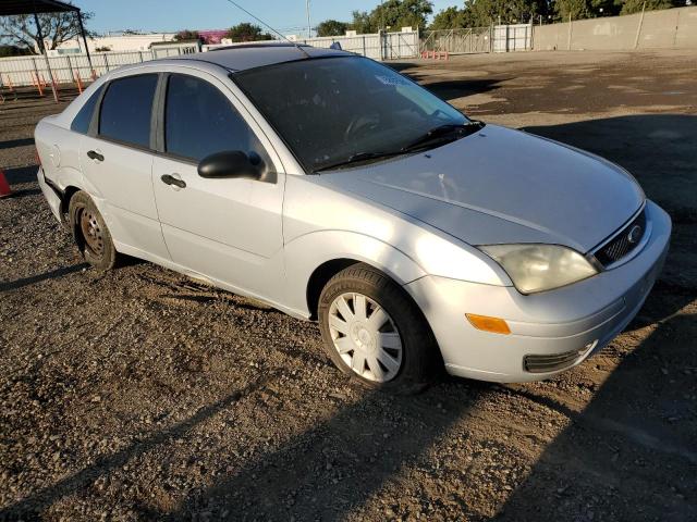 1FAFP34N76W142306 - 2006 FORD FOCUS ZX4 SILVER photo 4