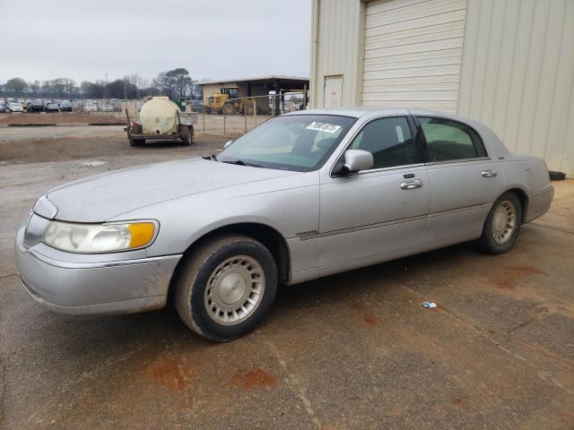 1LNHM81W21Y684413 - 2001 LINCOLN TOWN CAR EXECUTIVE SILVER photo 1