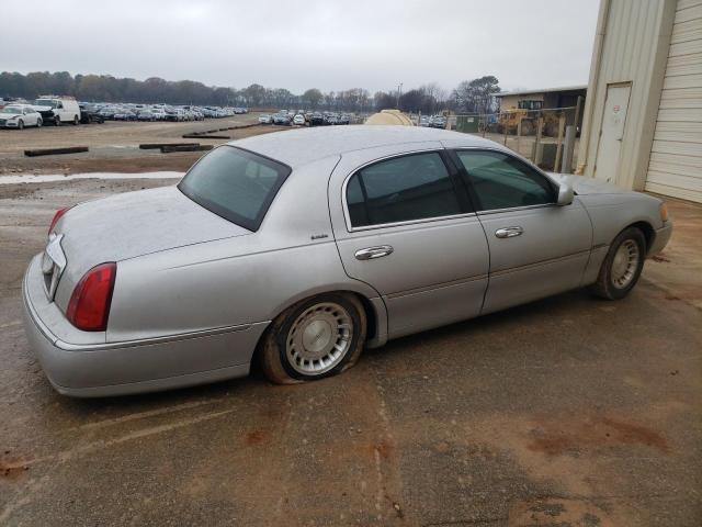 1LNHM81W21Y684413 - 2001 LINCOLN TOWN CAR EXECUTIVE SILVER photo 3