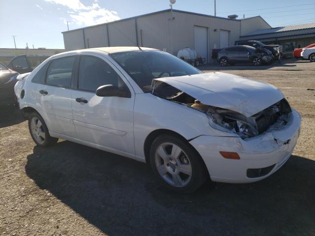 1FAHP34N05W188504 - 2005 FORD FOCUS ZX4 WHITE photo 4