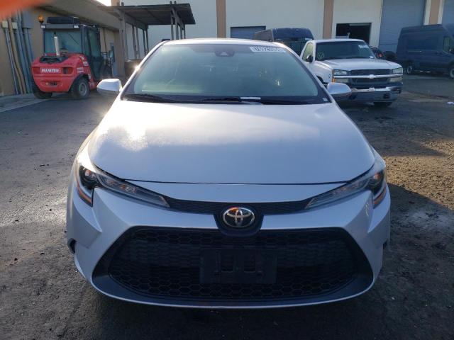 5YFEPMAE2MP179088 - 2021 TOYOTA COROLLA LE SILVER photo 5