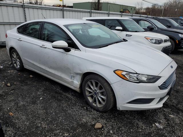 3FA6P0H7XHR352771 - 2017 FORD FUSION SE WHITE photo 4