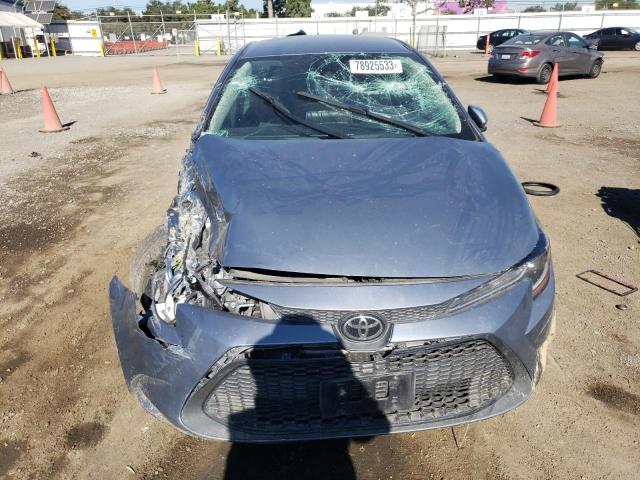 5YFEPMAE8MP170136 - 2021 TOYOTA COROLLA LE BLUE photo 5