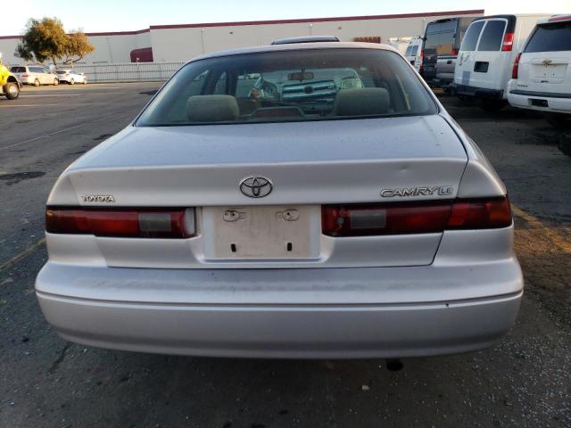 4T1BG22K2WU211504 - 1998 TOYOTA CAMRY CE SILVER photo 6