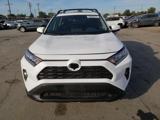 2T3W1RFV9KW027713 - 2019 TOYOTA RAV4 XLE WHITE photo 5