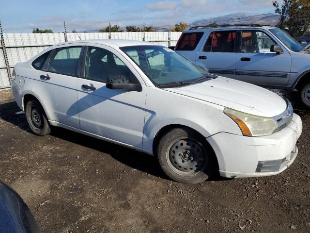 1FAHP34N78W199018 - 2008 FORD FOCUS S/SE WHITE photo 4