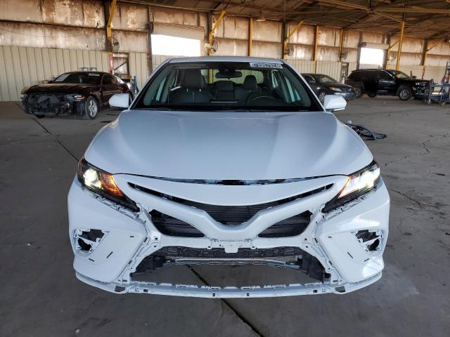 4T1G11AK7PU079148 - 2023 TOYOTA CAMRY SE NIGHT SHADE WHITE photo 5