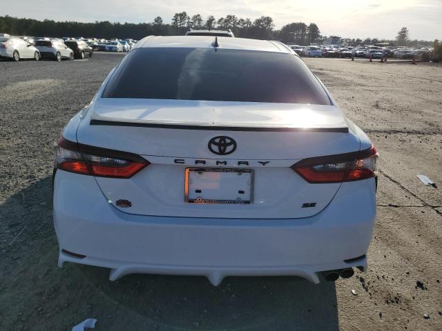 4T1T11AK1MU488532 - 2021 TOYOTA CAMRY SE WHITE photo 6