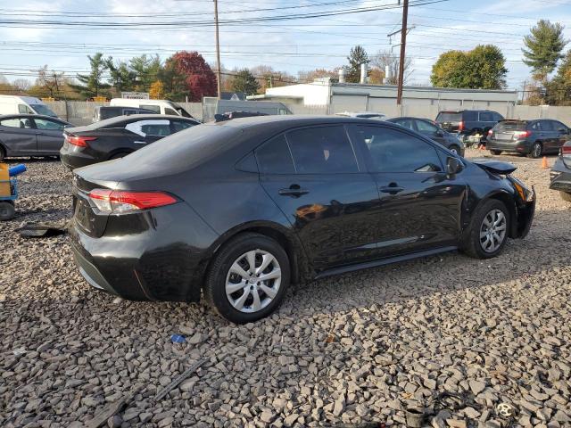5YFEPMAE8NP365753 - 2022 TOYOTA COROLLA LE BLACK photo 3