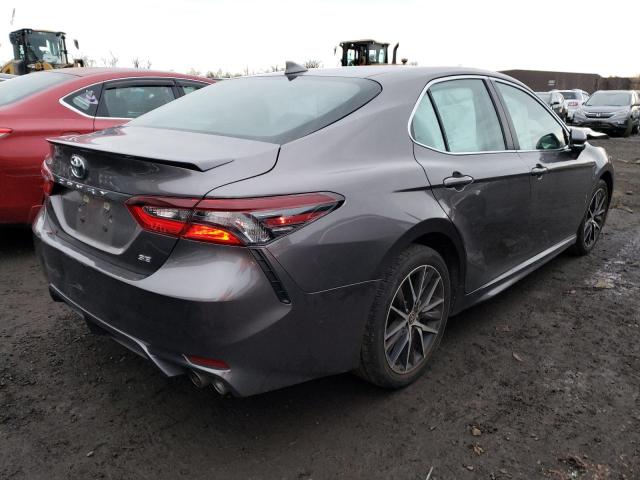 4T1G11AK6NU647676 - 2022 TOYOTA CAMRY SE GRAY photo 3