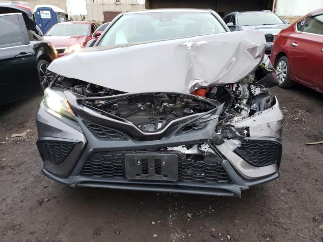 4T1G11AK6NU647676 - 2022 TOYOTA CAMRY SE GRAY photo 5