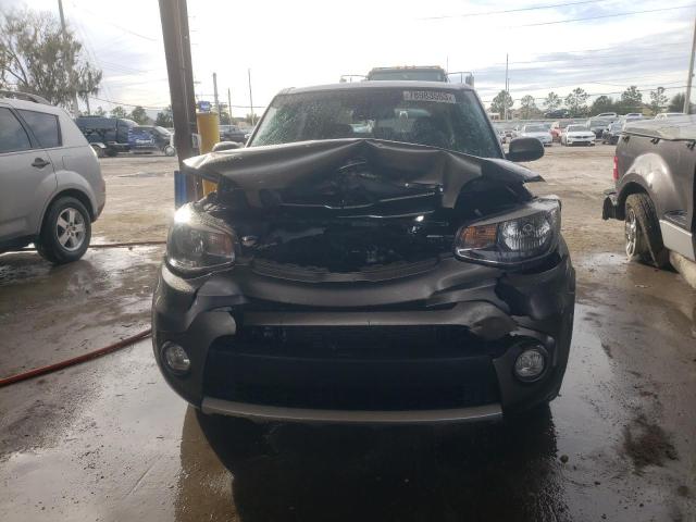 KNDJP3A52J7517613 - 2018 KIA SOUL + GRAY photo 5