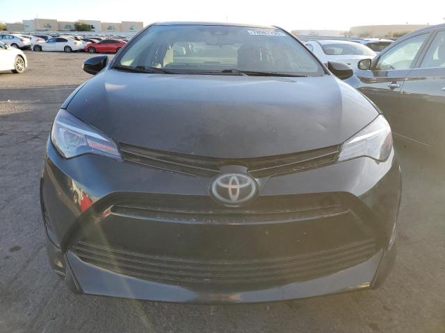 5YFBURHEXJP785555 - 2018 TOYOTA COROLLA L BLACK photo 5