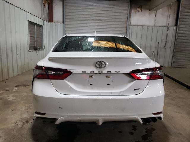 4T1G11AK3MU429015 - 2021 TOYOTA CAMRY SE WHITE photo 6