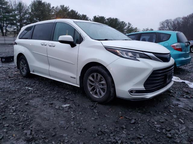 5TDYRKEC0MS014362 - 2021 TOYOTA SIENNA XLE WHITE photo 4