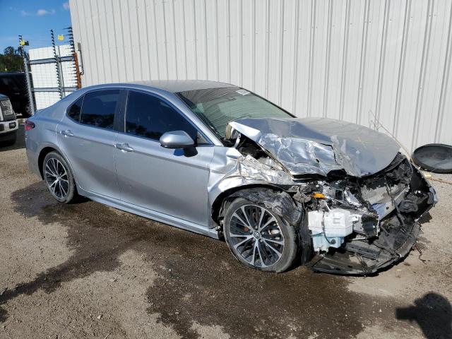 4T1B11HK1JU569219 - 2018 TOYOTA CAMRY L SILVER photo 4