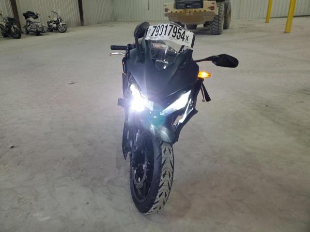 MLHPC7058R5000397 - 2024 HONDA CBR500 RA BLACK photo 2