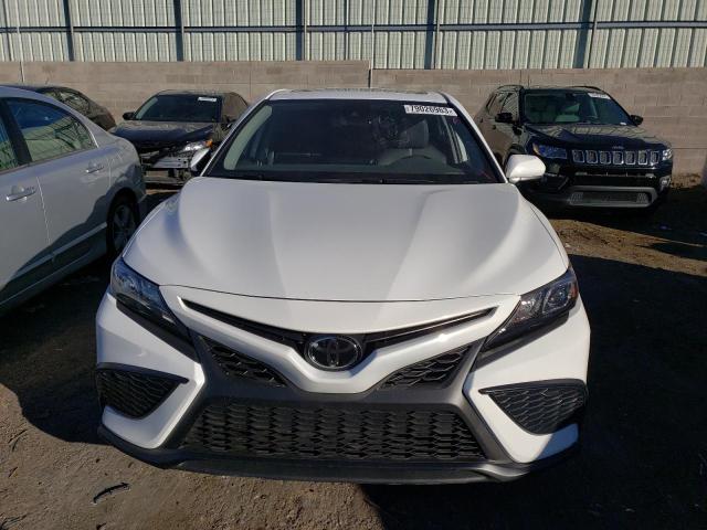 4T1S11AK6PU825664 - 2023 TOYOTA CAMRY SE NIGHT SHADE WHITE photo 5