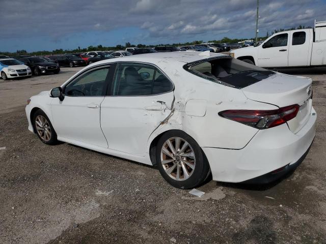 4T1C11AK4MU584428 - 2021 TOYOTA CAMRY LE WHITE photo 2