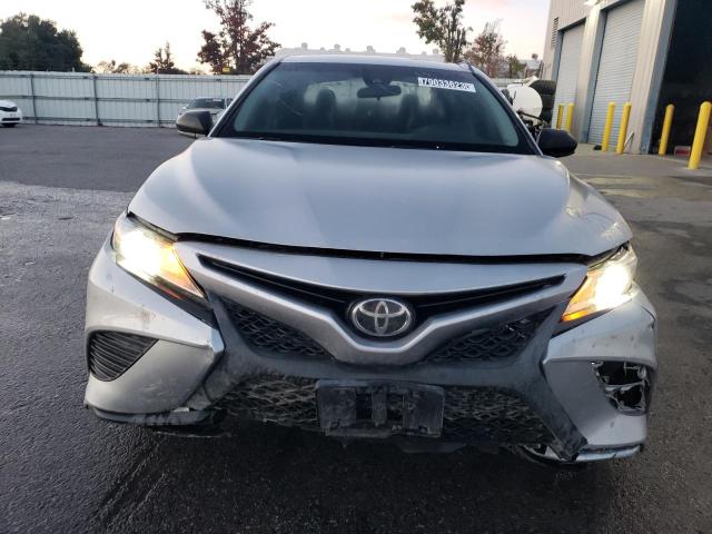 4T1B11HK5JU150127 - 2018 TOYOTA CAMRY L SILVER photo 5