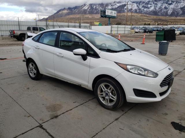 3FADP4BJ1JM128262 - 2018 FORD FIESTA SE WHITE photo 4