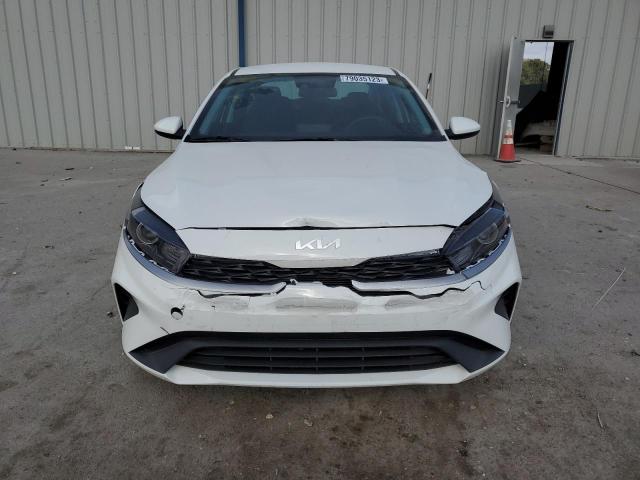 3KPF24AD3PE684427 - 2023 KIA FORTE LX WHITE photo 5