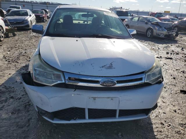 1FAHP33N18W171135 - 2008 FORD FOCUS SE WHITE photo 5