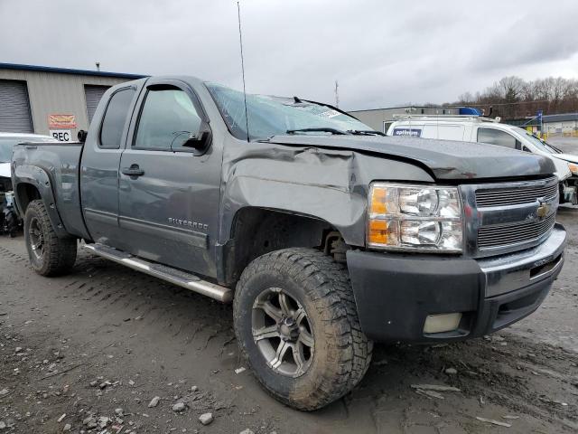 1GCRKSE31BZ436421 - 2011 CHEVROLET SILVERADO K1500 LT GRAY photo 4