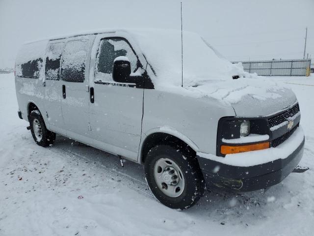 1GAWGPFGXF1280007 - 2015 CHEVROLET EXPRESS G2 LS WHITE photo 4