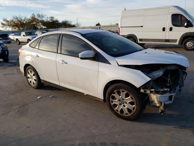 1FAHP3F22CL122781 - 2012 FORD FOCUS SE WHITE photo 4