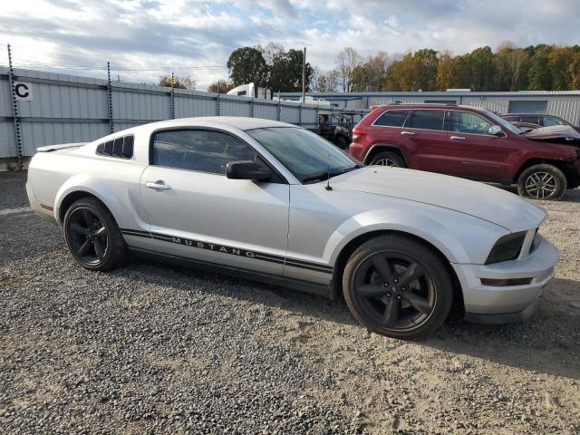 1ZVHT80NX85191135 - 2008 FORD MUSTANG SILVER photo 4