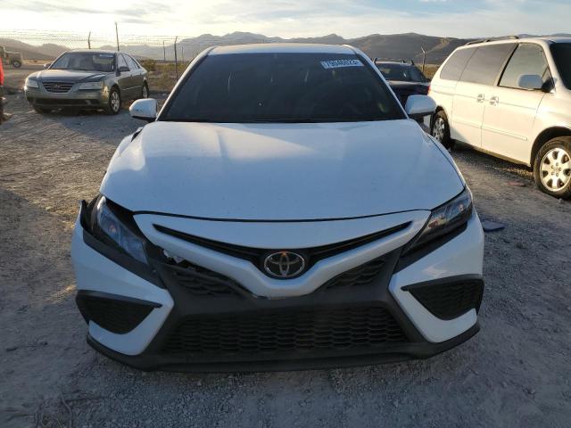 4T1G11AK4MU576119 - 2021 TOYOTA CAMRY SE WHITE photo 5