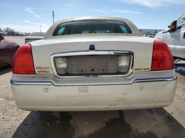 1LNHM82W63Y694413 - 2003 LINCOLN TOWN CAR SIGNATURE WHITE photo 6