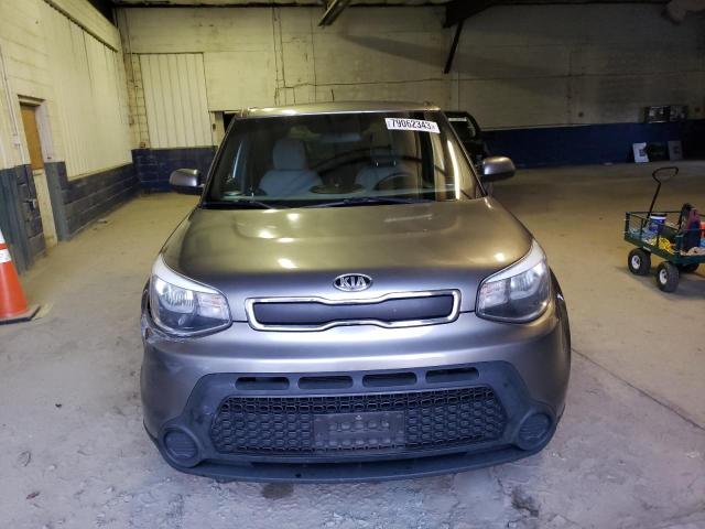 KNDJN2A25F7207212 - 2015 KIA SOUL GRAY photo 5