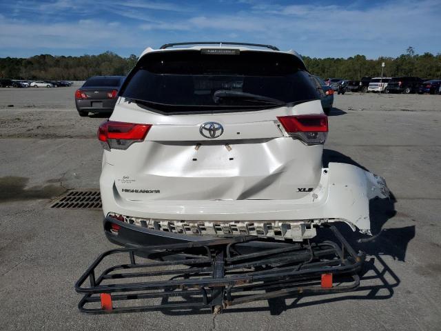 5TDKZRFH4KS563181 - 2019 TOYOTA HIGHLANDER SE WHITE photo 6