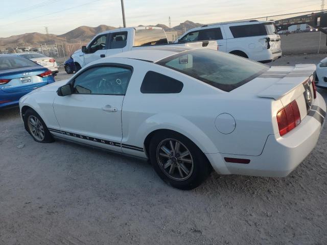 1ZVFT80NX75284713 - 2007 FORD MUSTANG WHITE photo 2