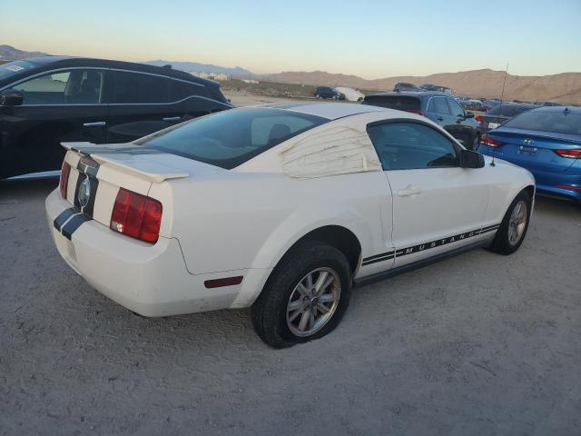 1ZVFT80NX75284713 - 2007 FORD MUSTANG WHITE photo 3