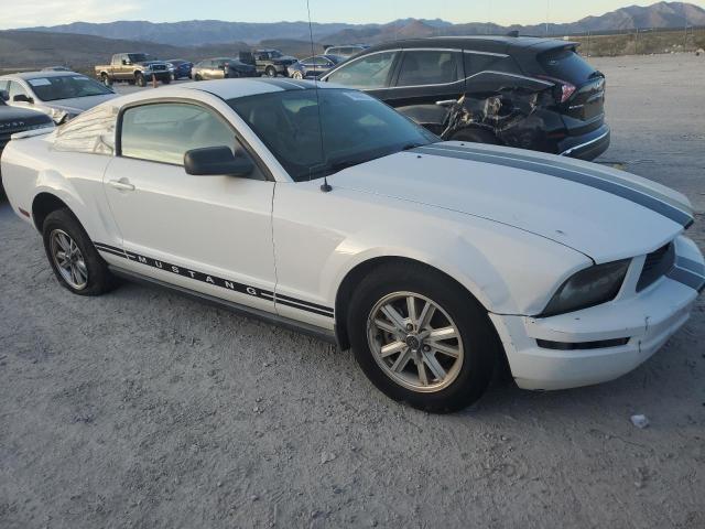 1ZVFT80NX75284713 - 2007 FORD MUSTANG WHITE photo 4