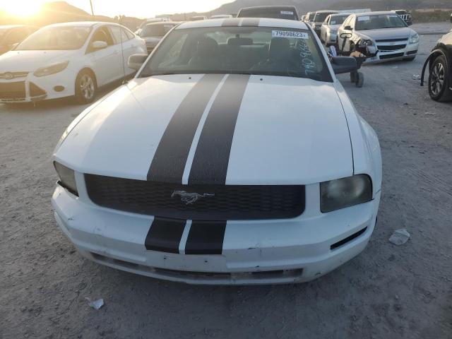 1ZVFT80NX75284713 - 2007 FORD MUSTANG WHITE photo 5