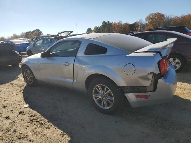 1ZVFT80NX55190912 - 2005 FORD MUSTANG SILVER photo 2
