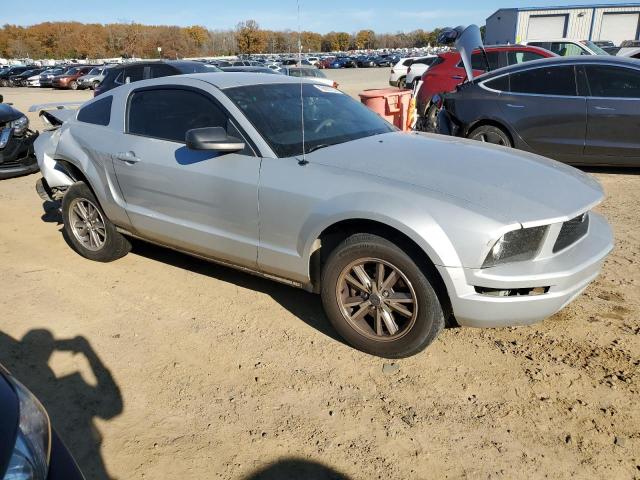 1ZVFT80NX55190912 - 2005 FORD MUSTANG SILVER photo 4