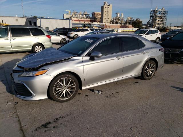 4T1F11AK7MU604457 - 2021 TOYOTA CAMRY XLE SILVER photo 1