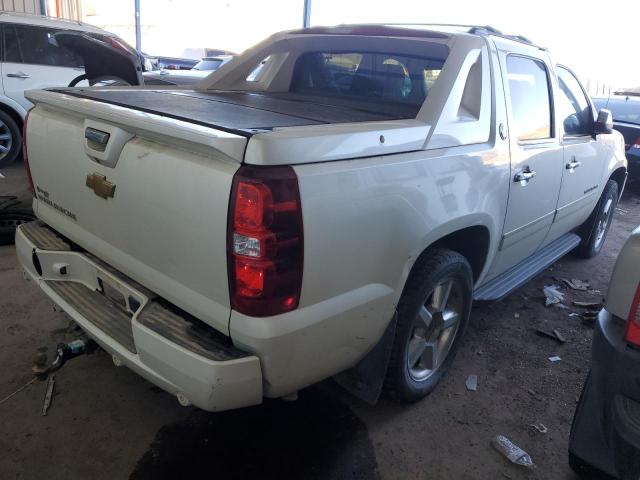 3GNTKGE70DG318683 - 2013 CHEVROLET AVALANCHE LTZ WHITE photo 3