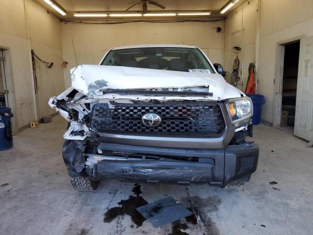 5TFUW5F15JX767557 - 2018 TOYOTA TUNDRA DOUBLE CAB SR/SR5 WHITE photo 5