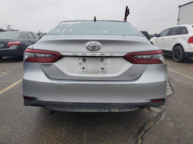 4T1F11BK8MU028554 - 2021 TOYOTA CAMRY XLE SILVER photo 6