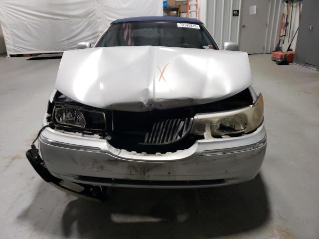 1LNHM81W51Y647114 - 2001 LINCOLN TOWN CAR EXECUTIVE SILVER photo 5
