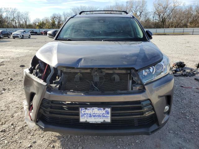 5TDJZRFHXJS551093 - 2018 TOYOTA HIGHLANDER SE GRAY photo 5