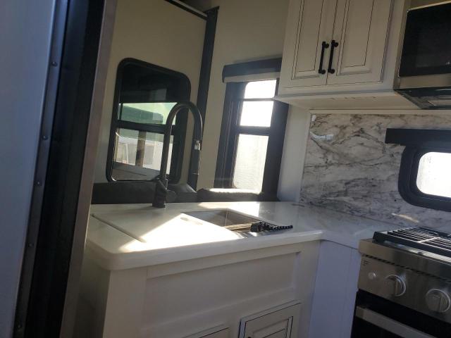 4YDFM0U20R4700629 - 2024 KEYSTONE MONTANA TWO TONE photo 5