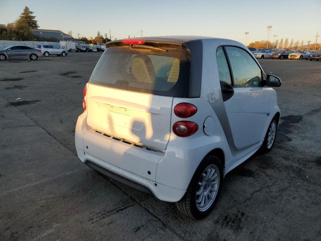 WMEEJ9AAXEK731708 - 2014 SMART FORTWO WHITE photo 3